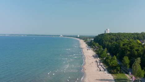 Luftaufnahme-Der-Strandküste-In-Scharbeutz,-Deutschland,-Dolly-In,-Sommertag